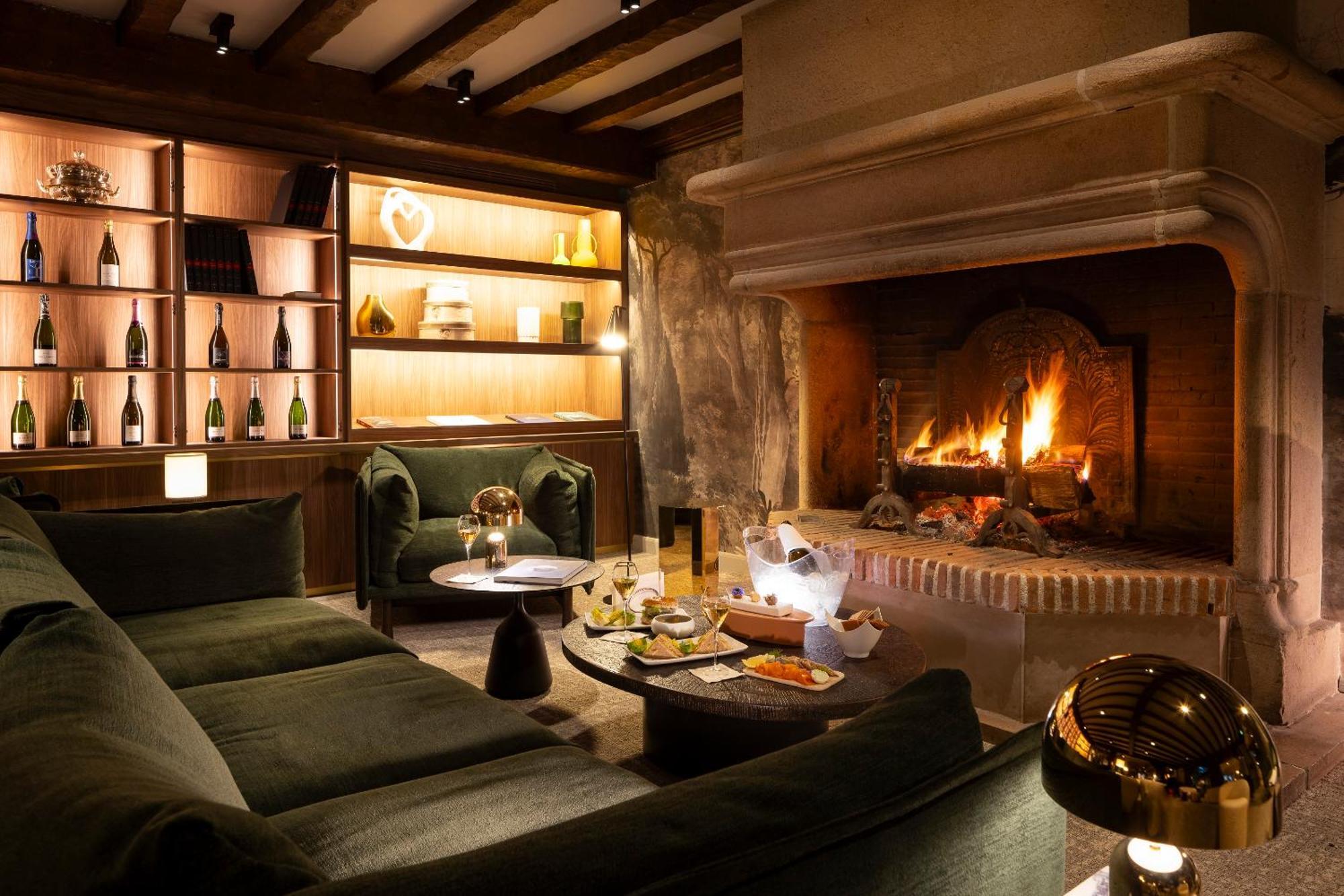 Hostellerie Briqueterie & Spa Champagne Vinay  Buitenkant foto The fireplace at the bar