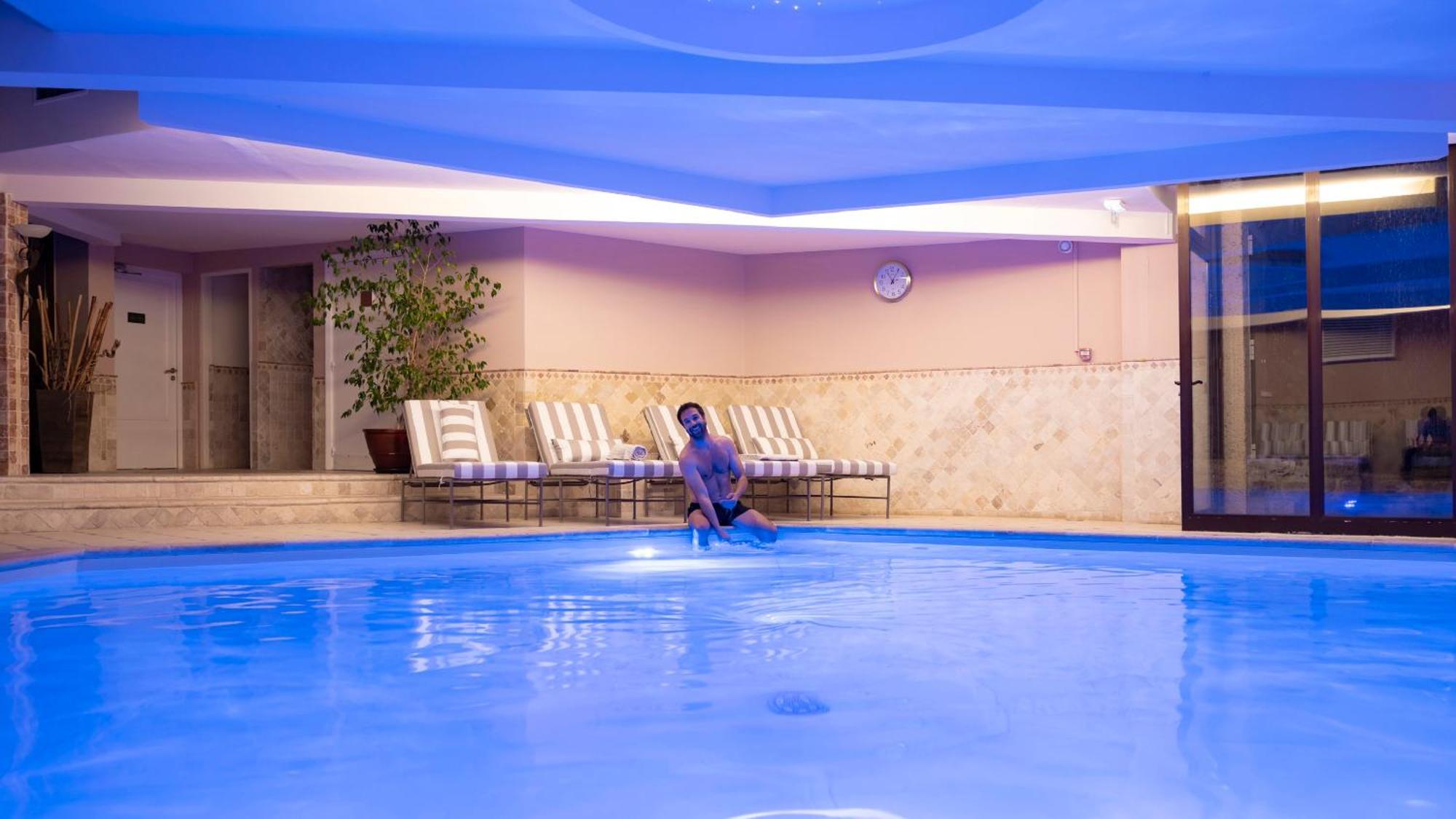 Hostellerie Briqueterie & Spa Champagne Vinay  Buitenkant foto The pool at the hotel