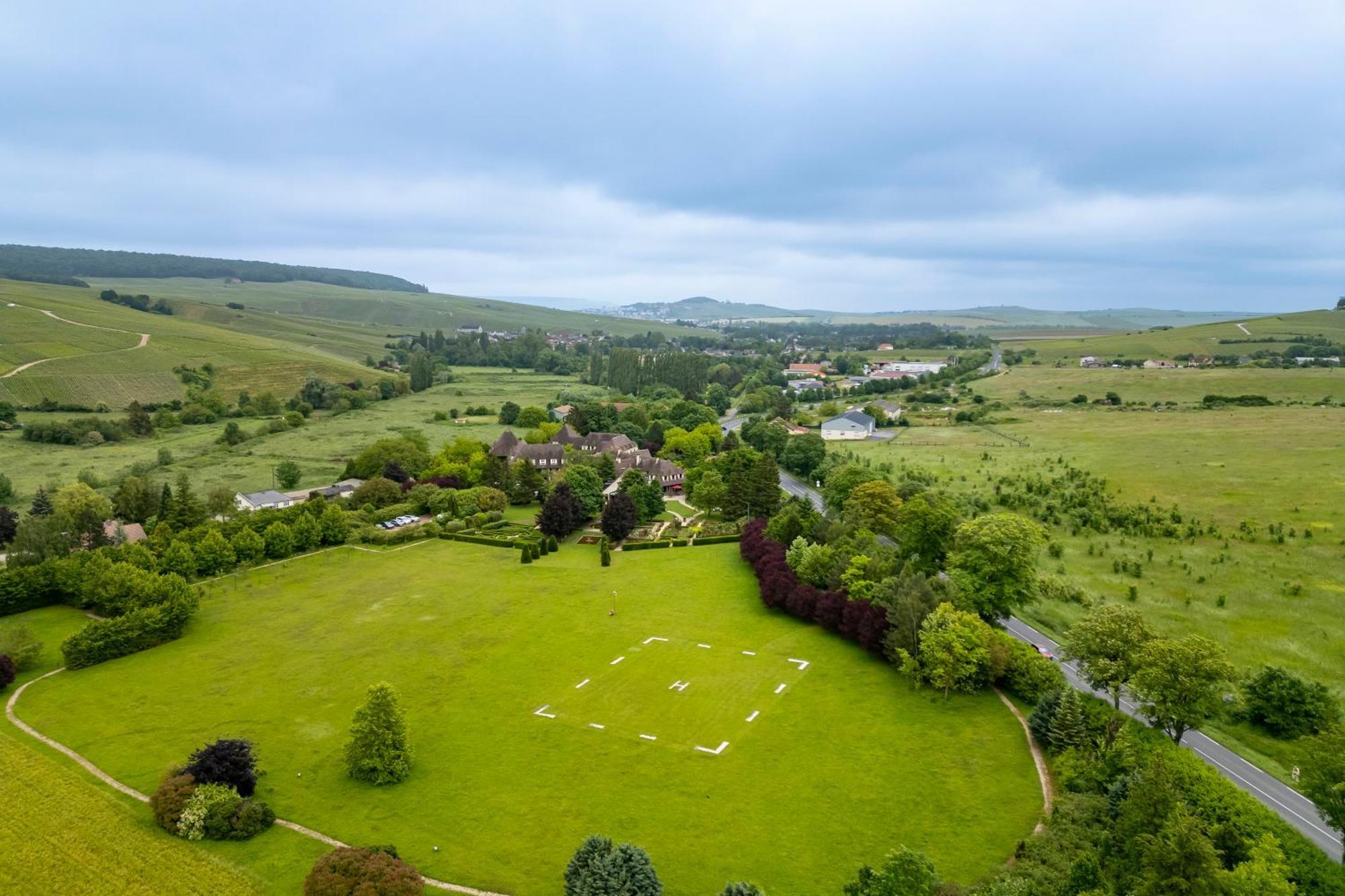 Hostellerie Briqueterie & Spa Champagne Vinay  Buitenkant foto Aerial view of the village