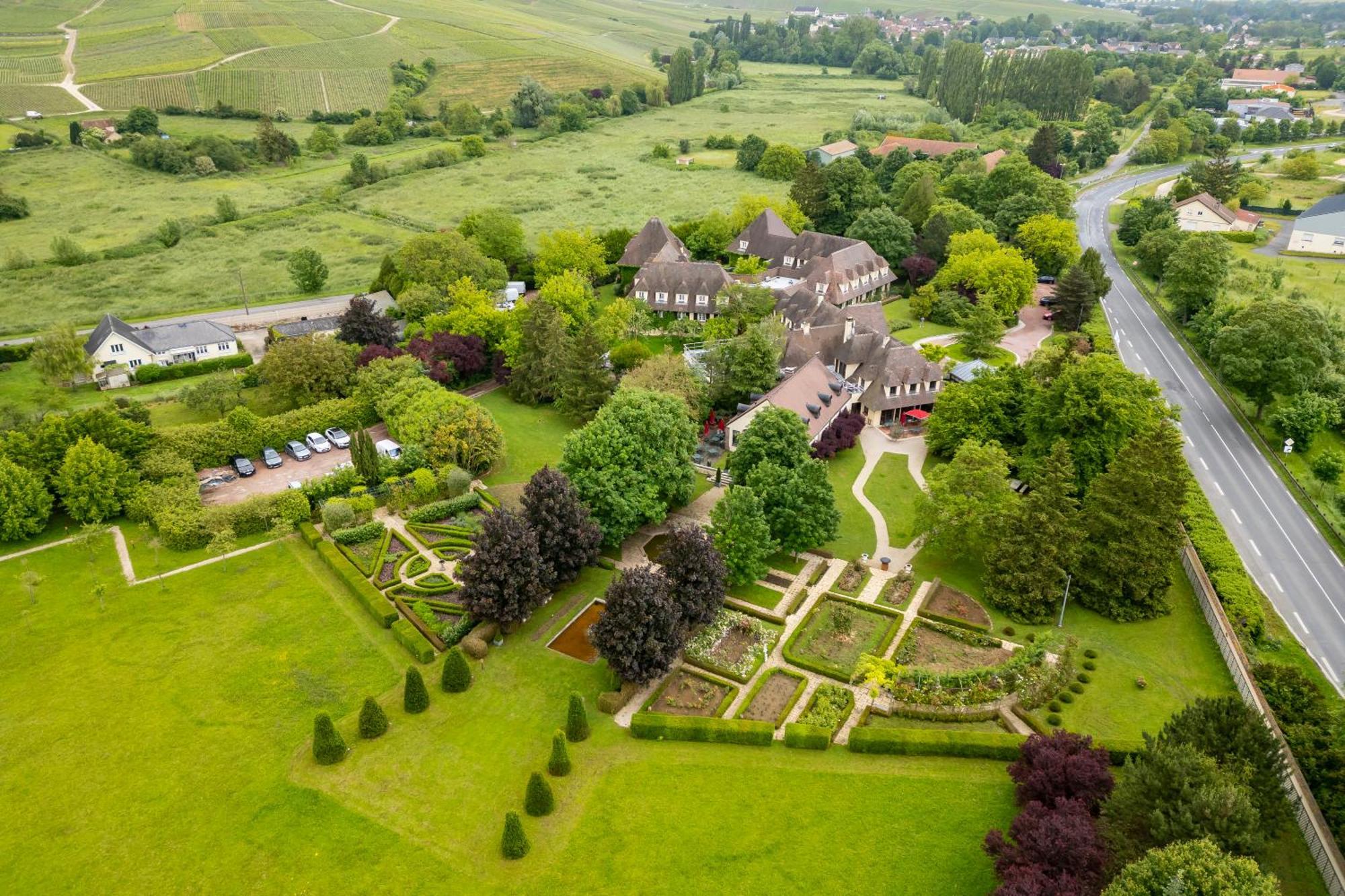 Hostellerie Briqueterie & Spa Champagne Vinay  Buitenkant foto Aerial view of the gardens
