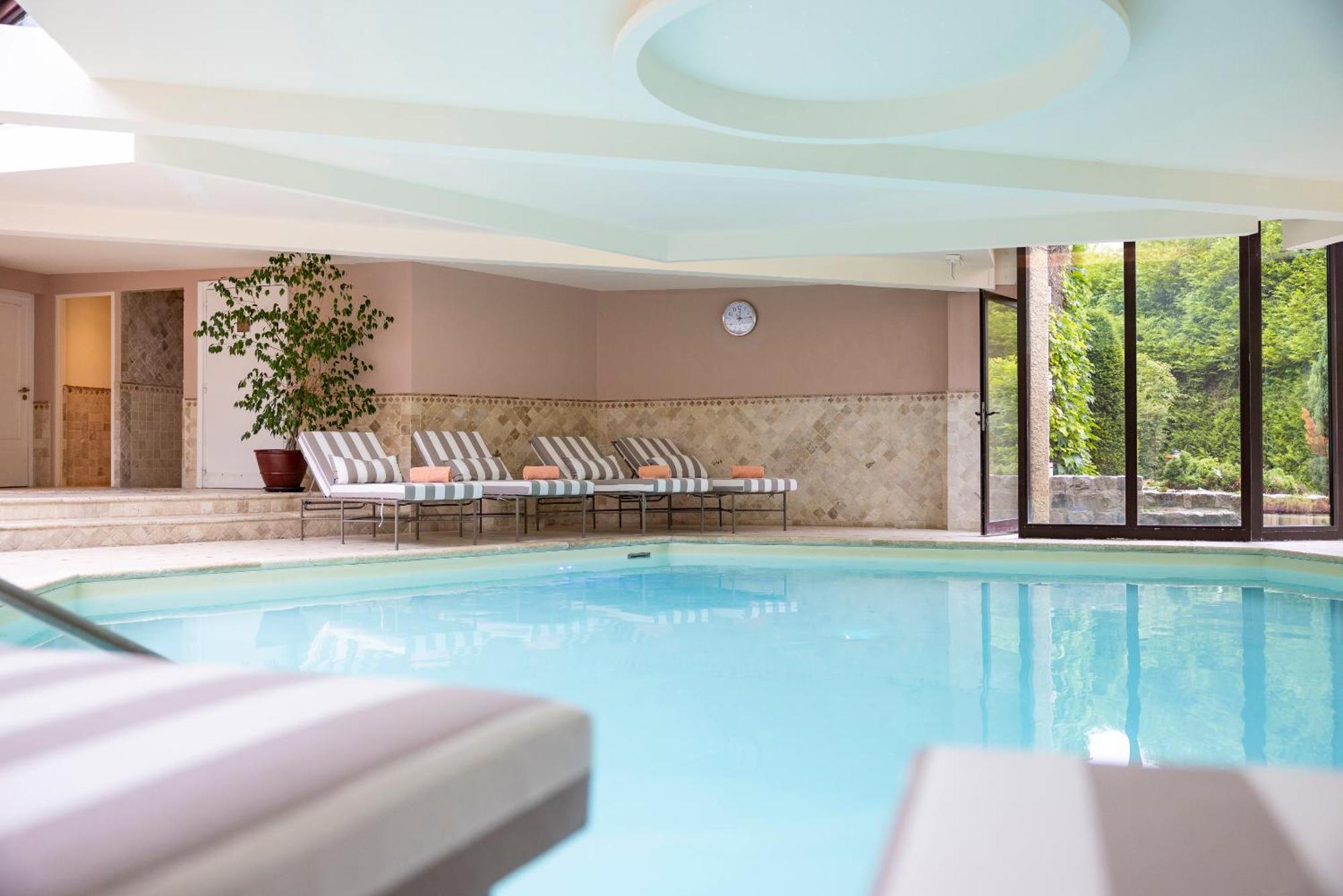 Hostellerie Briqueterie & Spa Champagne Vinay  Buitenkant foto The swimming pool at the hotel