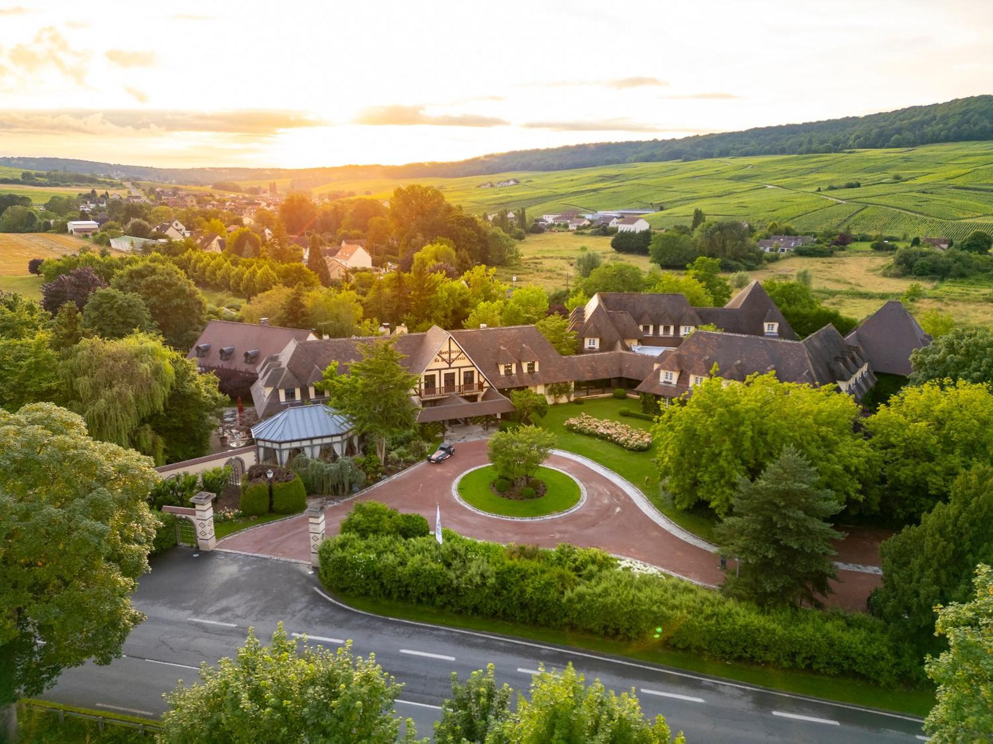 Hostellerie Briqueterie & Spa Champagne Vinay  Buitenkant foto Aerial view of the hotel